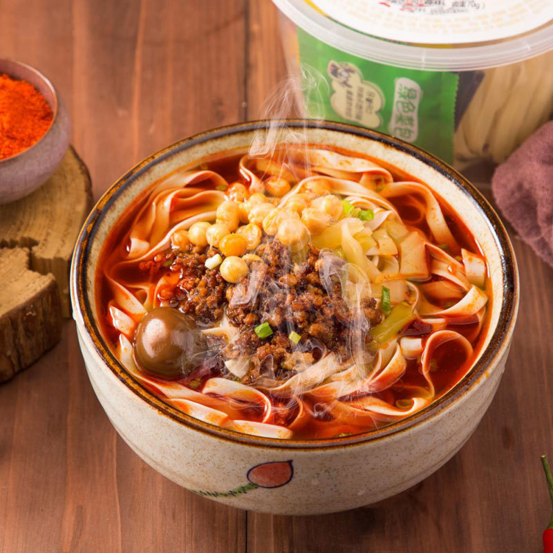 麻辣味重慶小面正宗非油炸方便面速食鹵蛋面整箱12桶懶人早餐OEM代加工