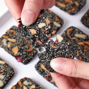 黑芝麻丸小零食即食批發蜂蜜黑芝麻丸手工丸九蒸九曬網紅零食廠家